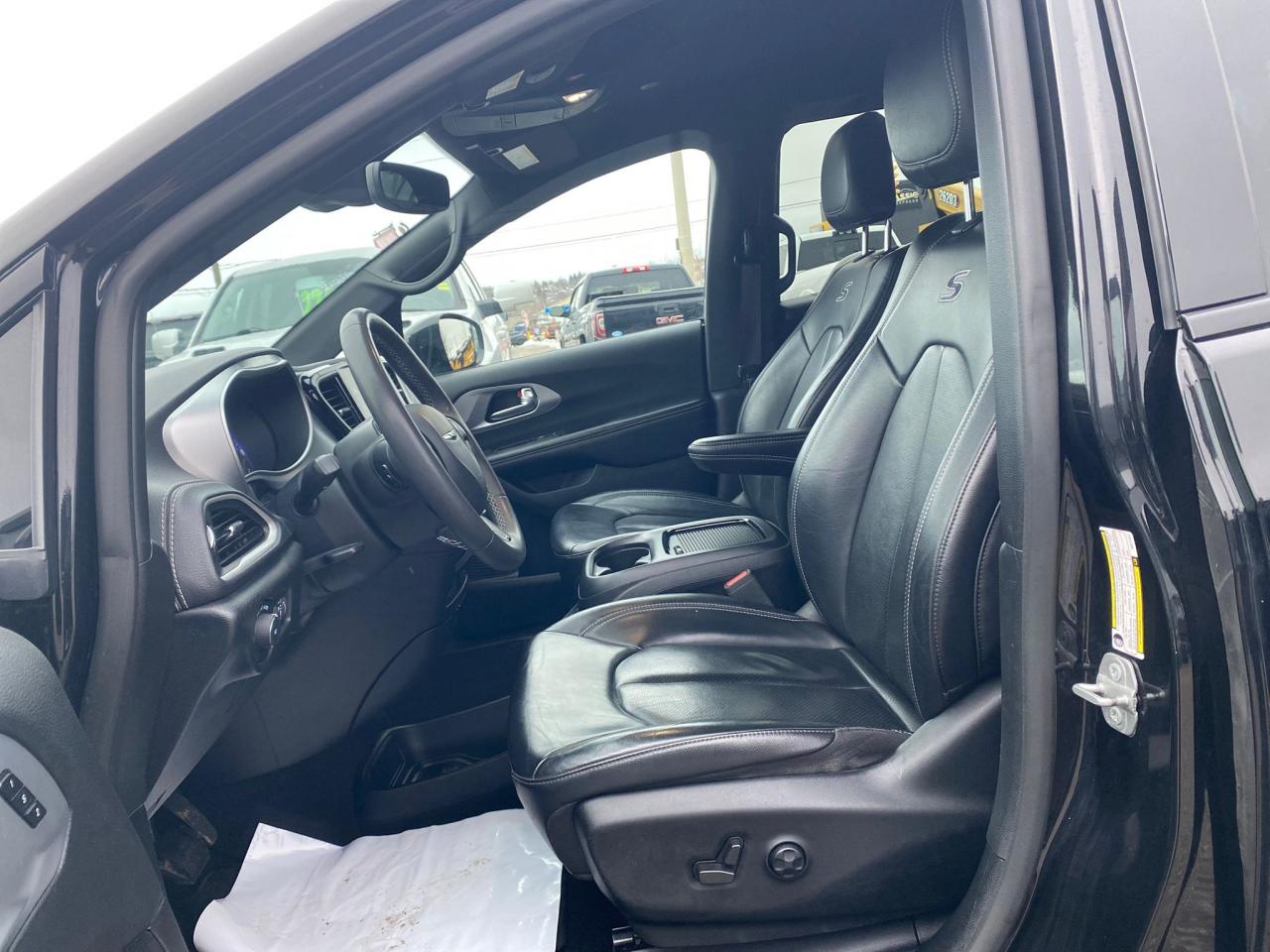 2022 Chrysler Pacifica Touring S ~Heated Leather ~Stow N' Go ~Camera Photo