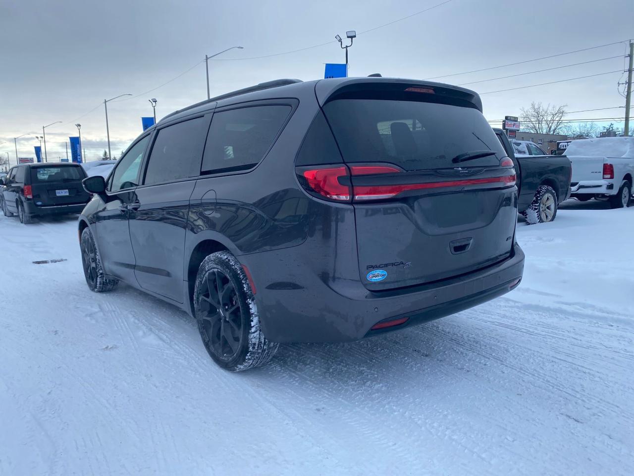 2023 Chrysler Pacifica Touring S AWD ~Heated Leather ~Moonroof ~Camera Photo