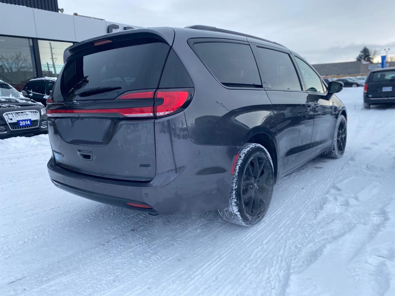 2023 Chrysler Pacifica Touring S AWD ~Heated Leather ~Moonroof ~Camera Photo