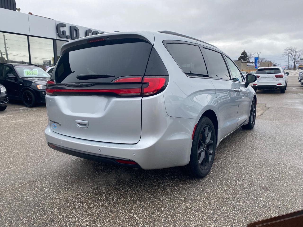 2023 Chrysler Pacifica Touring S ~Heated Leather ~Sunroof ~Cam ~Bluetooth Photo3