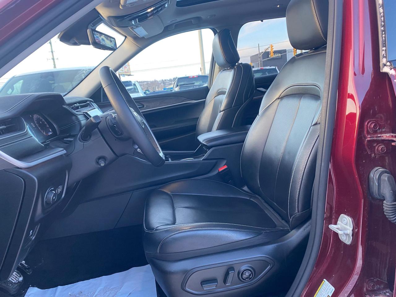 2023 Jeep Grand Cherokee L Limited 4x4 ~Nav ~Heated Leather ~Moonroof ~Camera Photo