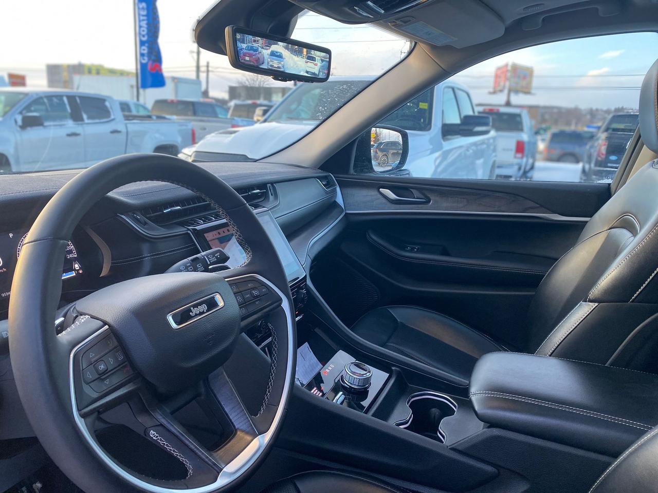 2023 Jeep Grand Cherokee L Limited 4x4 ~Nav ~Heated Leather ~Moonroof ~Camera Photo