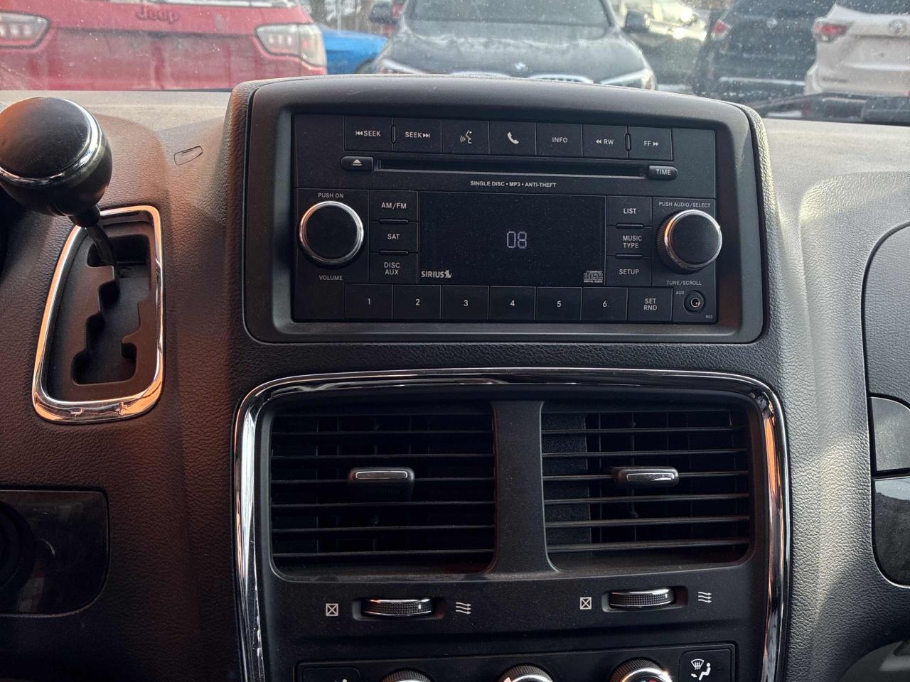 2016 Dodge Grand Caravan SXT - ONLY 42K!!! STOW&GO SEATS, BLUETOOTH, CLEAN! Photo12