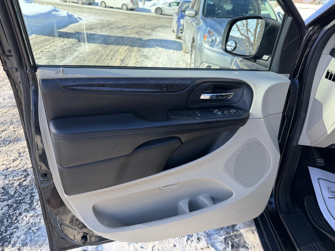 2016 Dodge Grand Caravan SXT - ONLY 42K!!! STOW&GO SEATS, BLUETOOTH, CLEAN! Photo