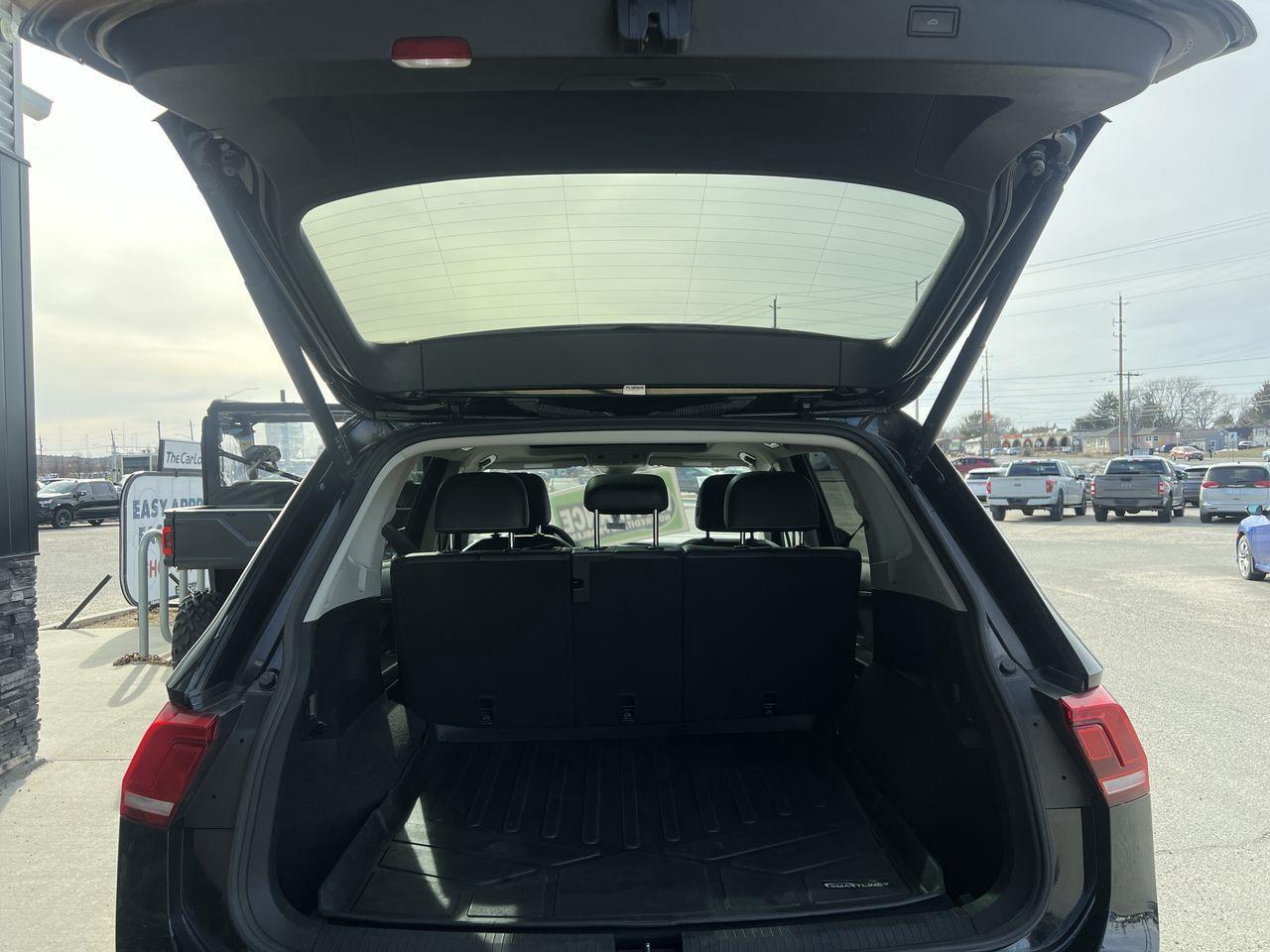2022 Volkswagen Tiguan Comfortline AWD, MOONROOF, HEATED LEATHER SEATS, BACK UP CAM, HEATED STEERING WHEEL, SIRIUS XM!! Photo