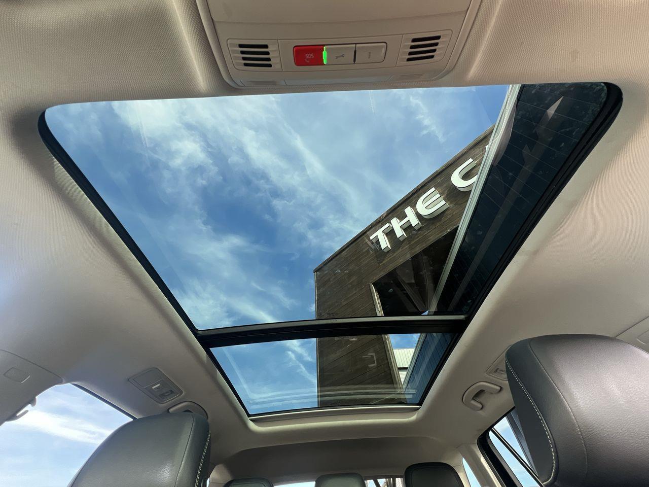 2022 Volkswagen Tiguan Comfortline AWD, MOONROOF, HEATED LEATHER SEATS, BACK UP CAM, HEATED STEERING WHEEL, SIRIUS XM!! Photo