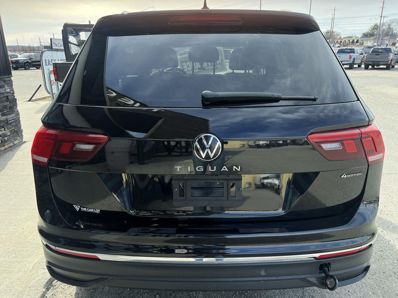 2022 Volkswagen Tiguan Comfortline AWD, MOONROOF, HEATED LEATHER SEATS, BACK UP CAM, HEATED STEERING WHEEL, SIRIUS XM!! Photo