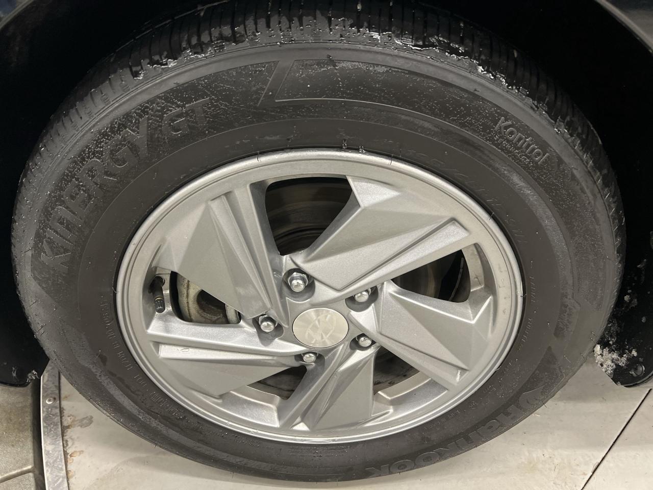 2024 Hyundai Elantra AUTOMATIC | HTD SEATS | CARPLAY | REAR CAM | A/C Photo