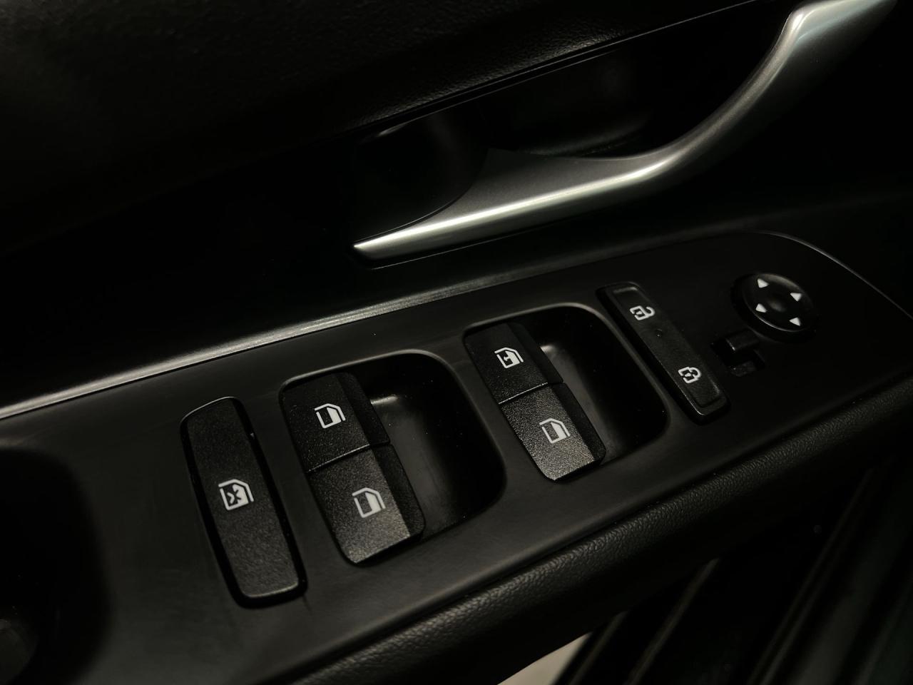 2024 Hyundai Elantra AUTOMATIC | HTD SEATS | CARPLAY | REAR CAM | A/C Photo