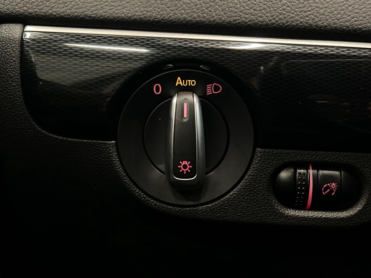 2017 Volkswagen Jetta WOLFSBURG EDITION | 5-SPEED | SUNROOF | CARPLAY Photo