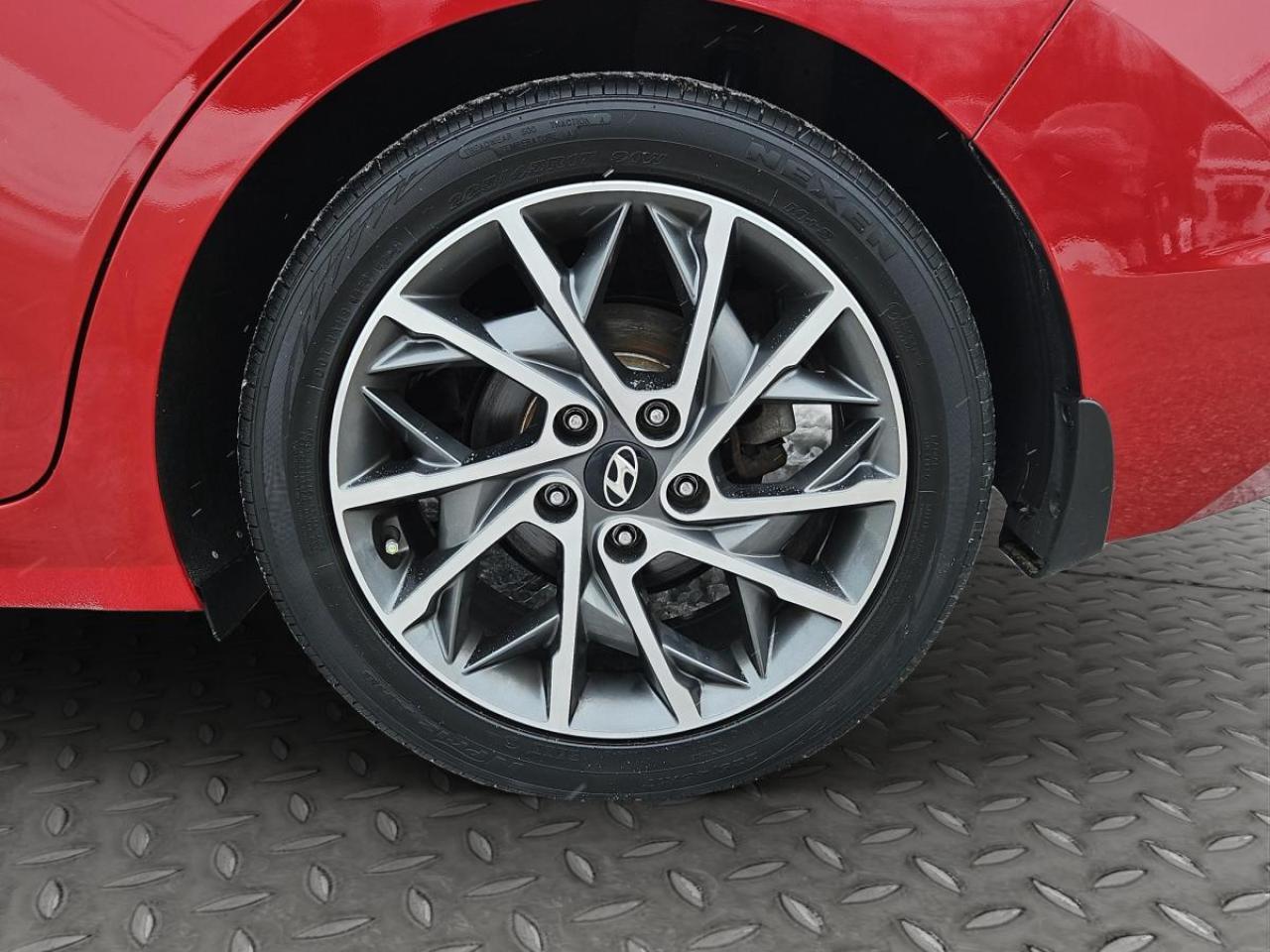 2019 Hyundai Elantra Luxury Photo