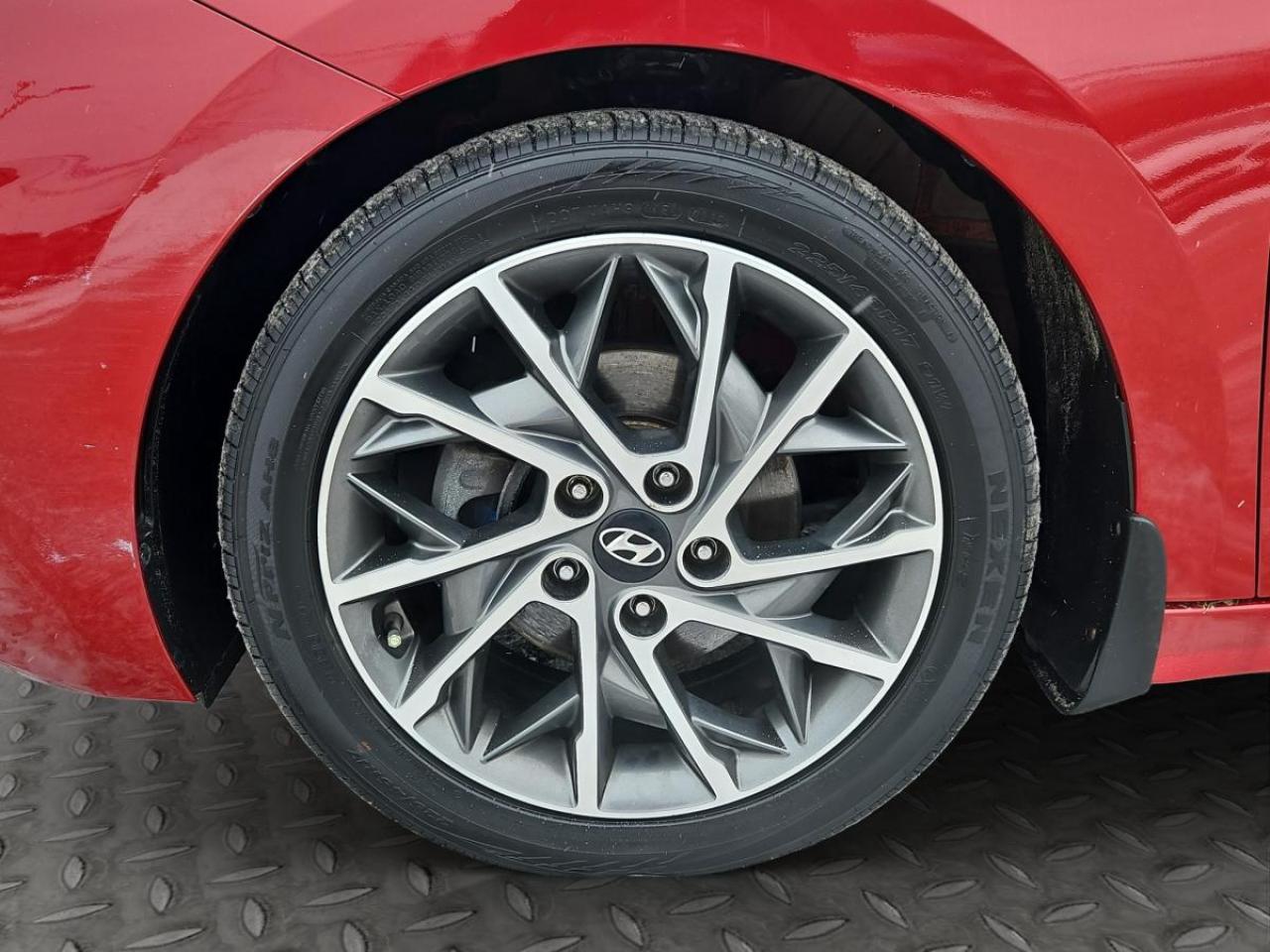 2019 Hyundai Elantra Luxury Photo