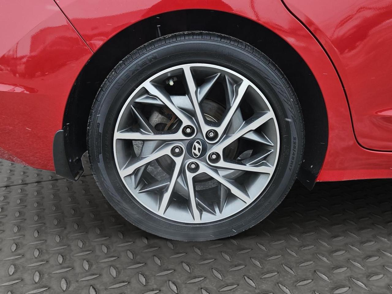 2019 Hyundai Elantra Luxury Photo