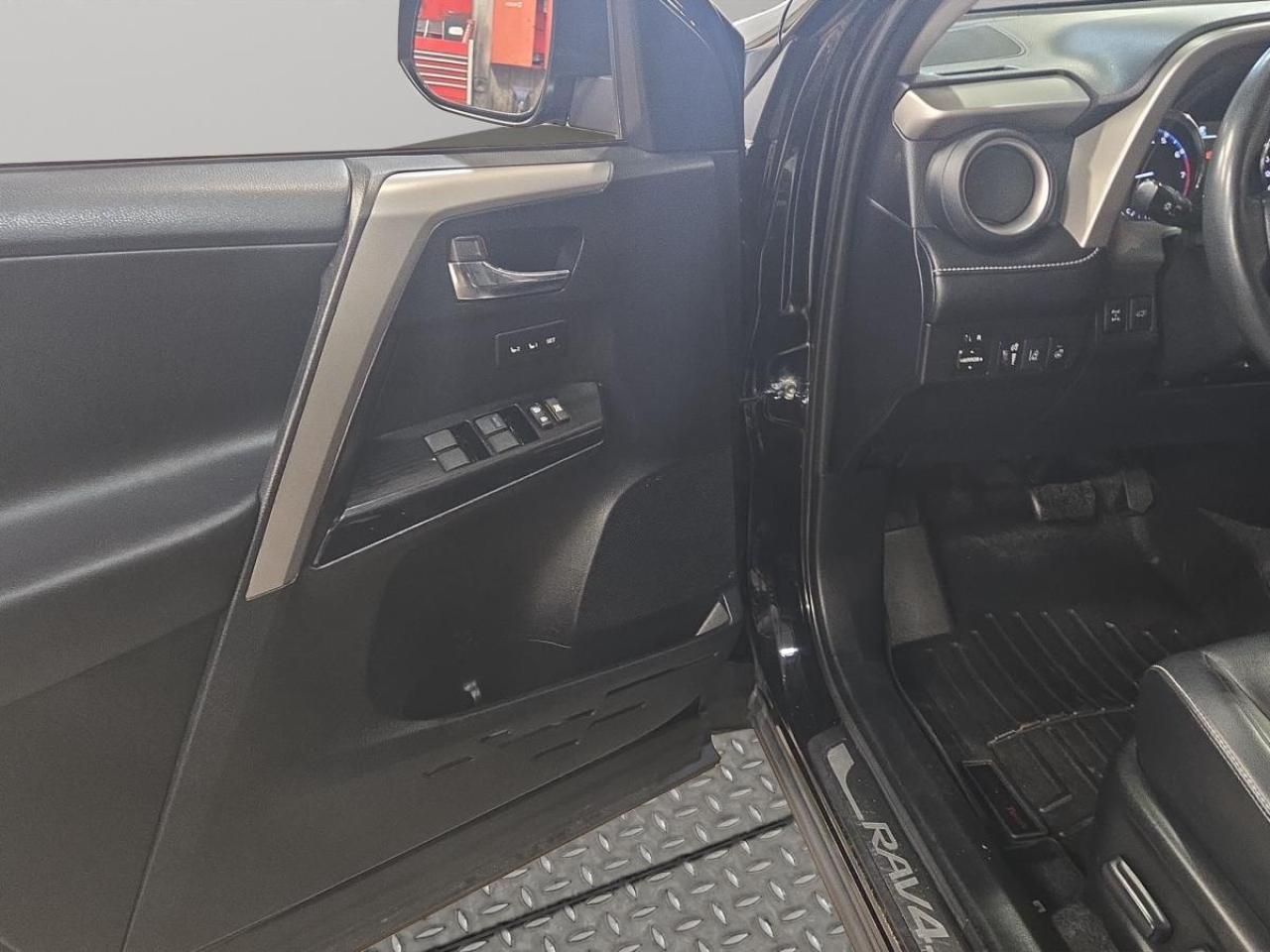 2016 Toyota RAV4 LIMITED  Photo