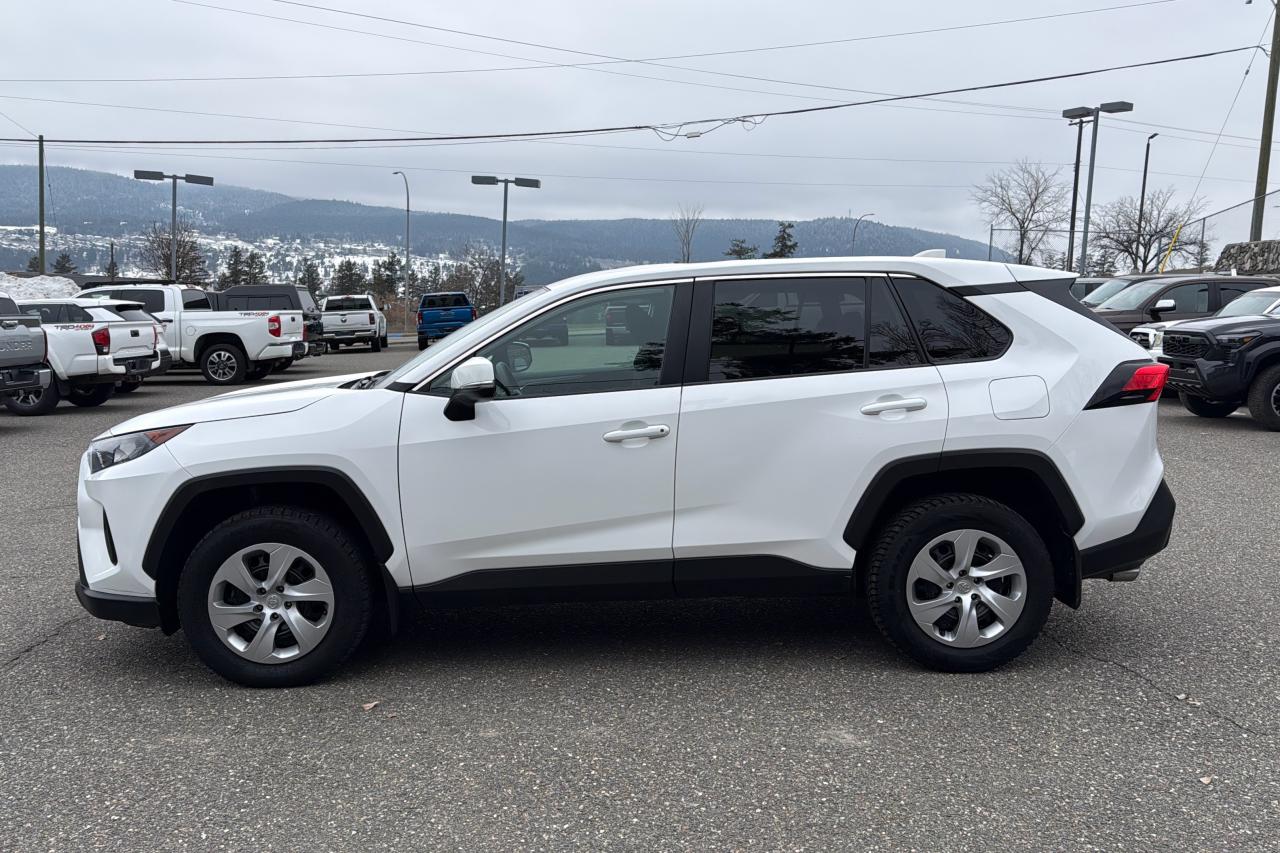 2023 Toyota RAV4 LE Photo3