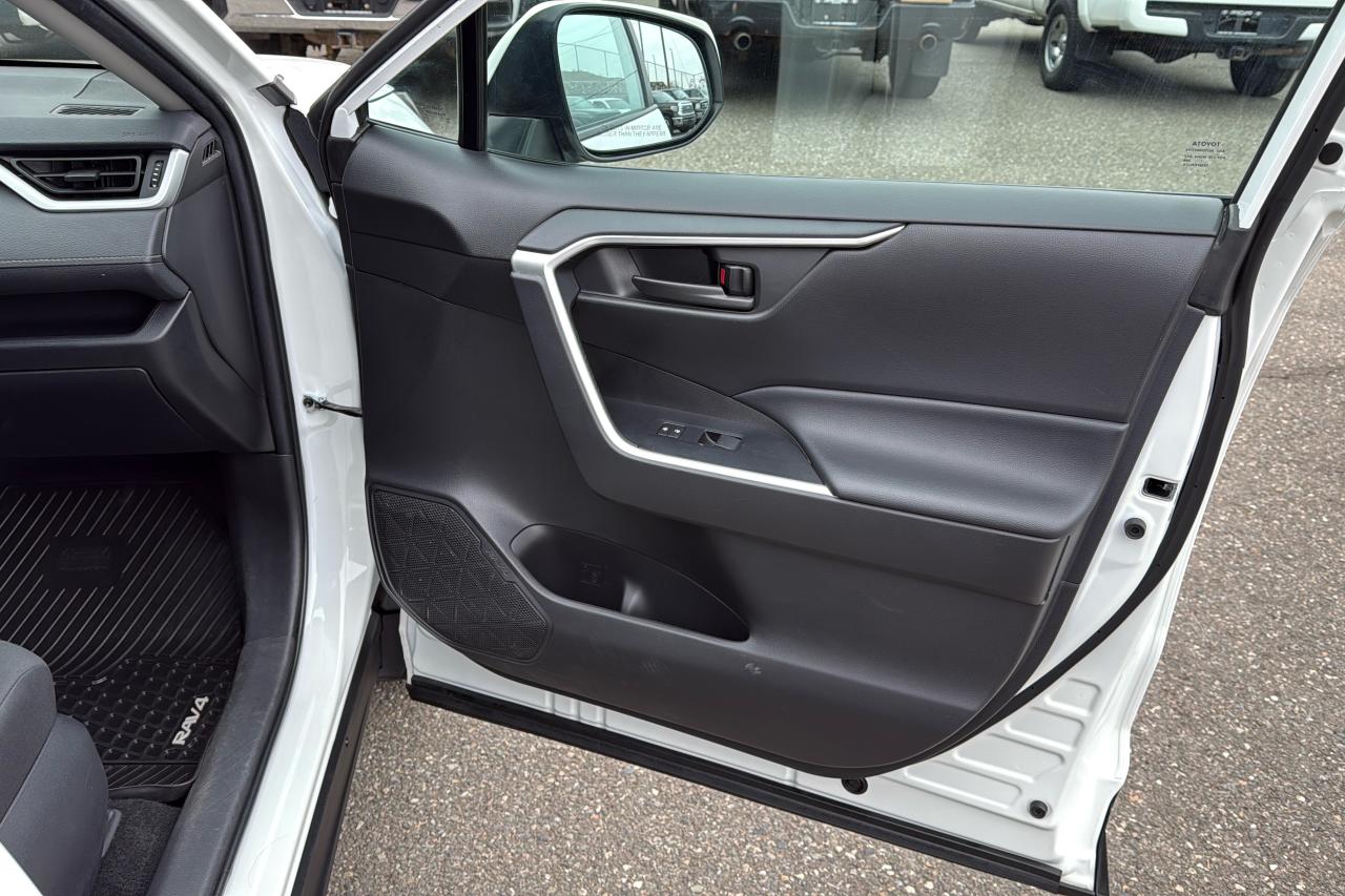 2023 Toyota RAV4 LE Photo