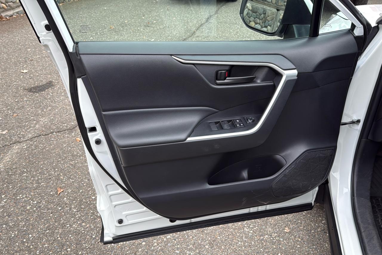 2023 Toyota RAV4 LE Photo