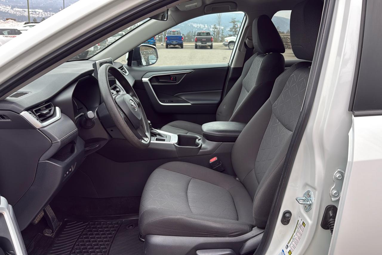 2023 Toyota RAV4 LE Photo