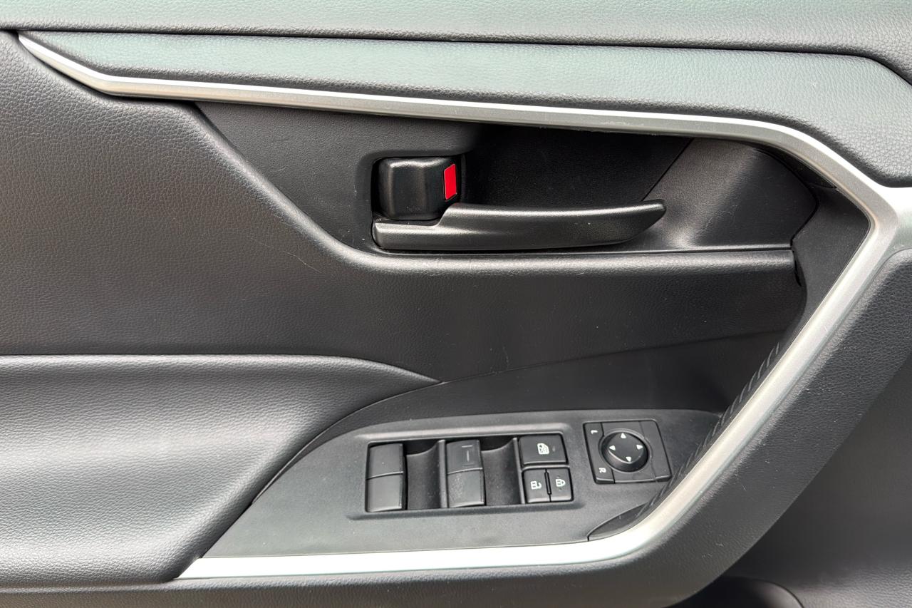 2023 Toyota RAV4 LE Photo