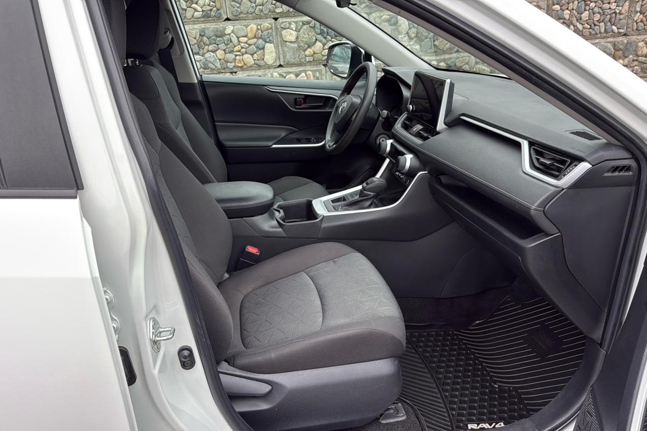 2023 Toyota RAV4 LE Photo