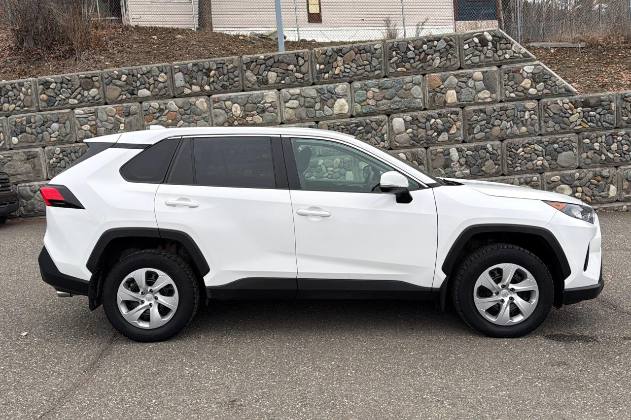 2023 Toyota RAV4 LE Photo