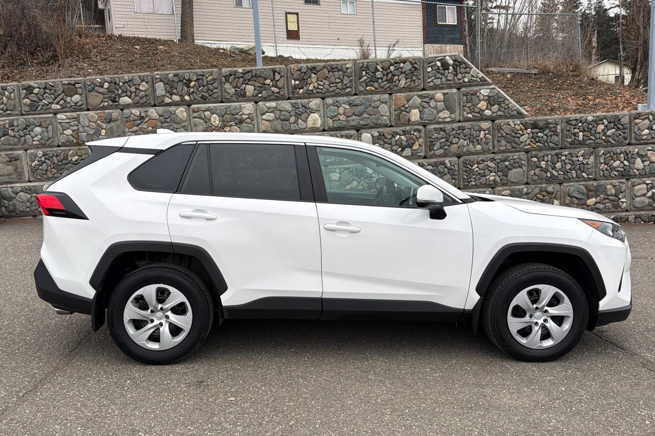 2024 Toyota RAV4 LE Photo