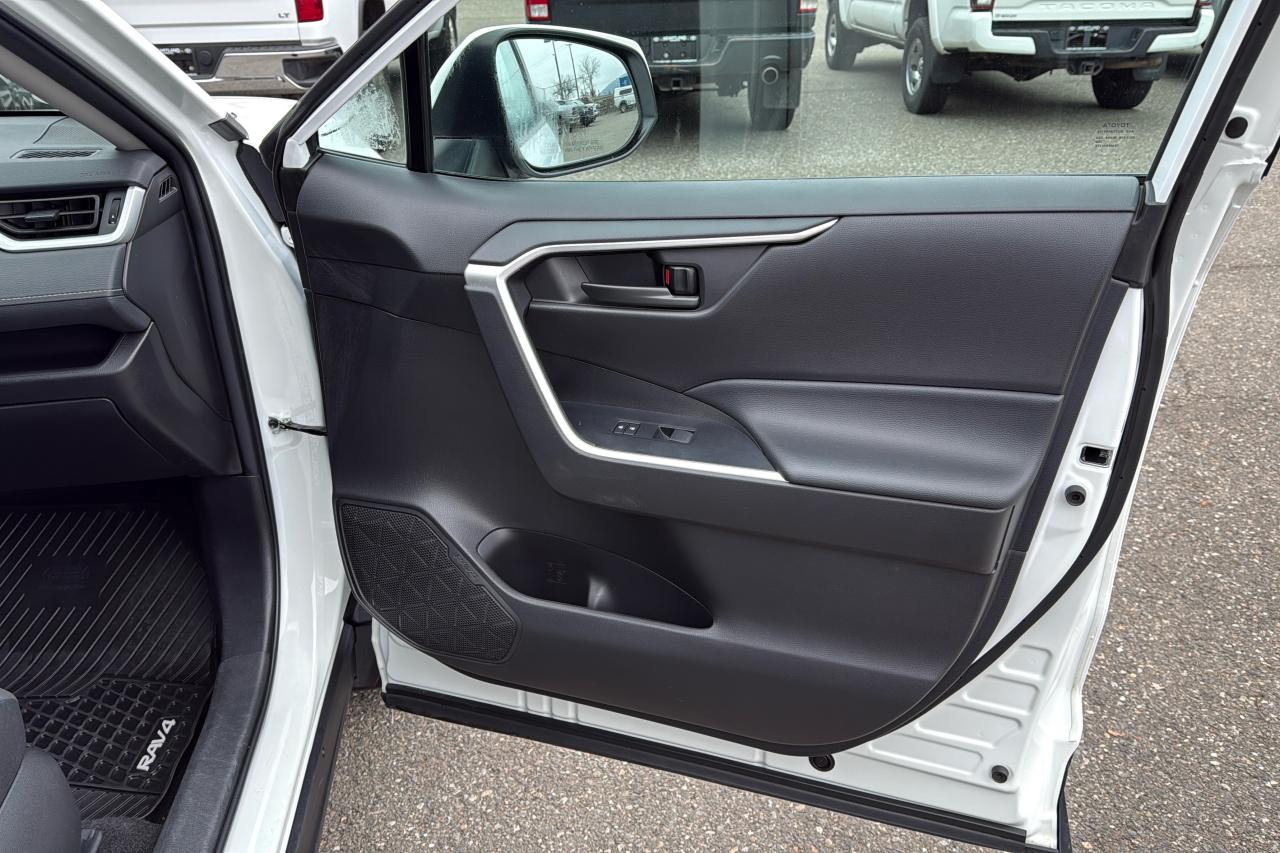 2024 Toyota RAV4 LE Photo