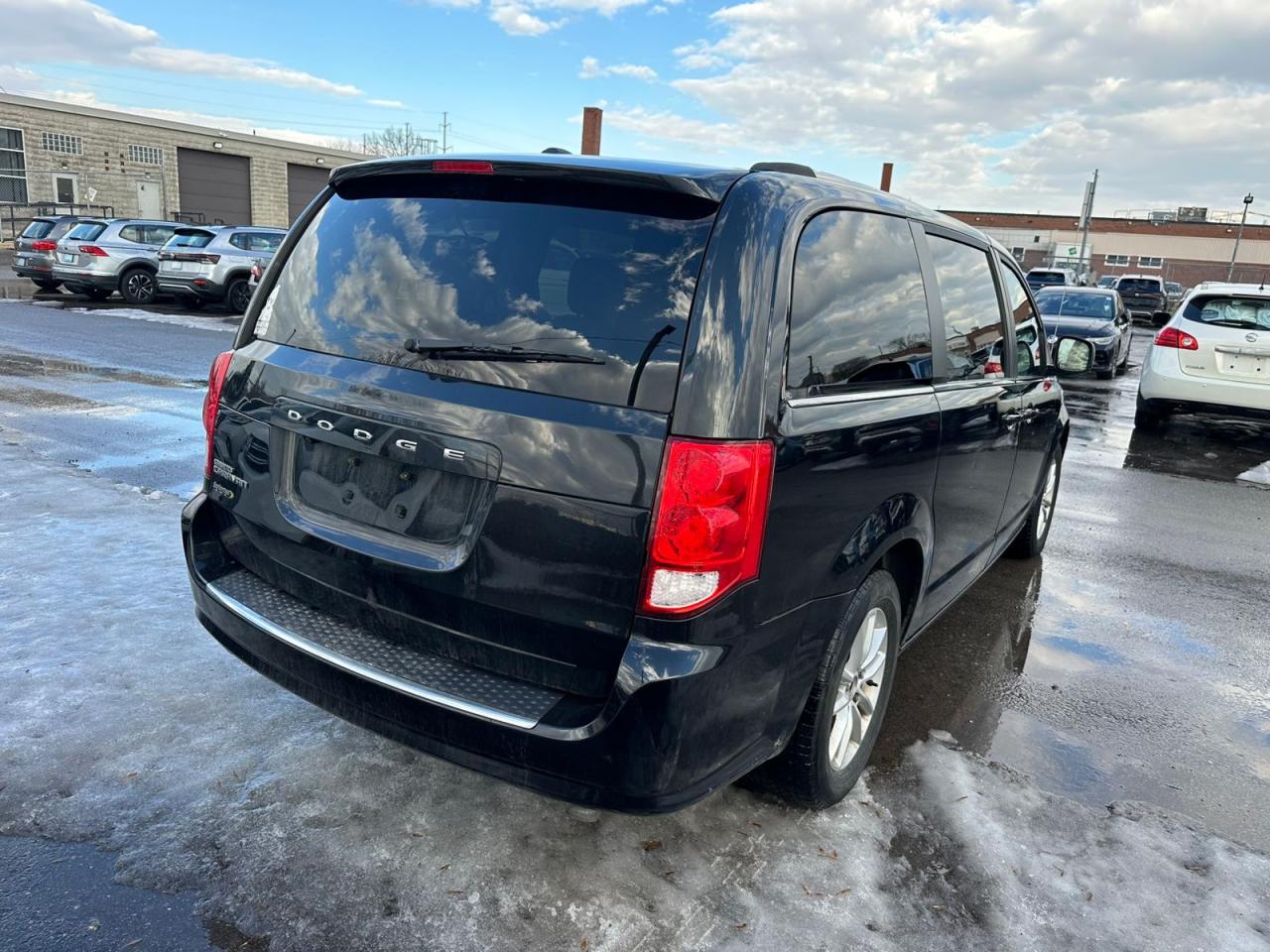 2019 Dodge Grand Caravan SXT Premium Plus Photo2