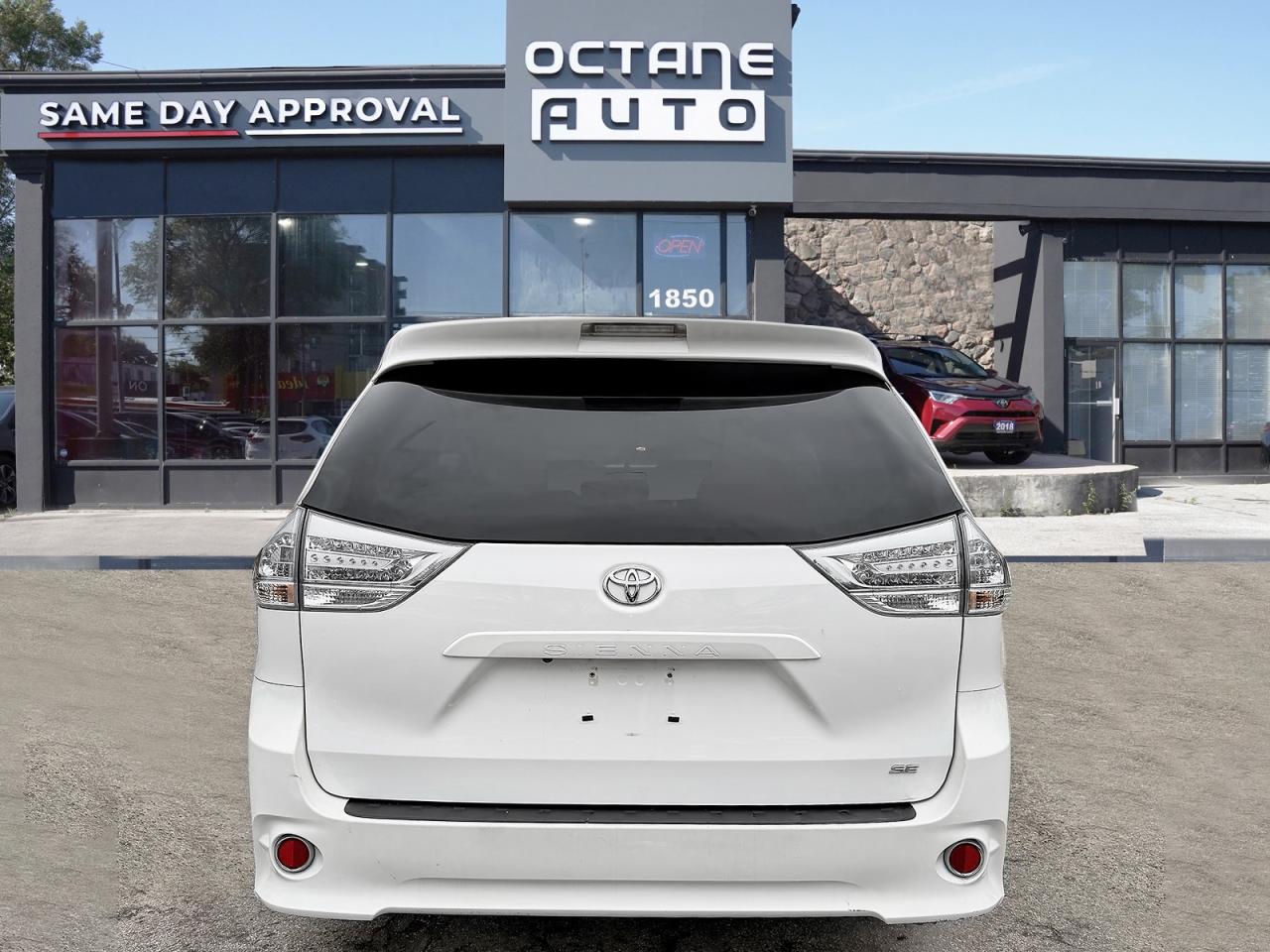 2017 Toyota Sienna SE 8-Passenger Photo4