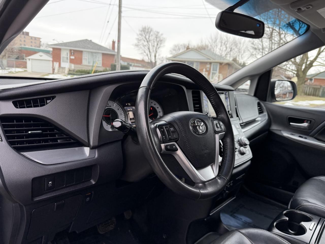 2017 Toyota Sienna SE 8-Passenger Photo
