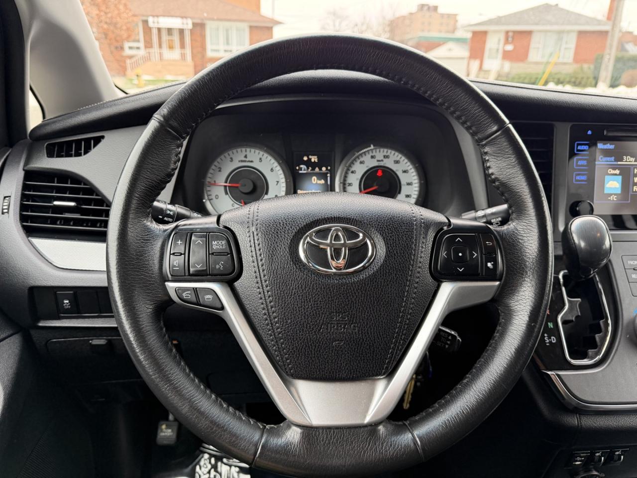 2017 Toyota Sienna SE 8-Passenger Photo