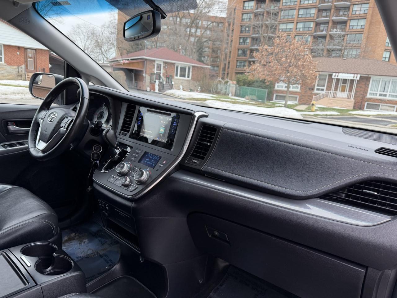 2017 Toyota Sienna SE 8-Passenger Photo