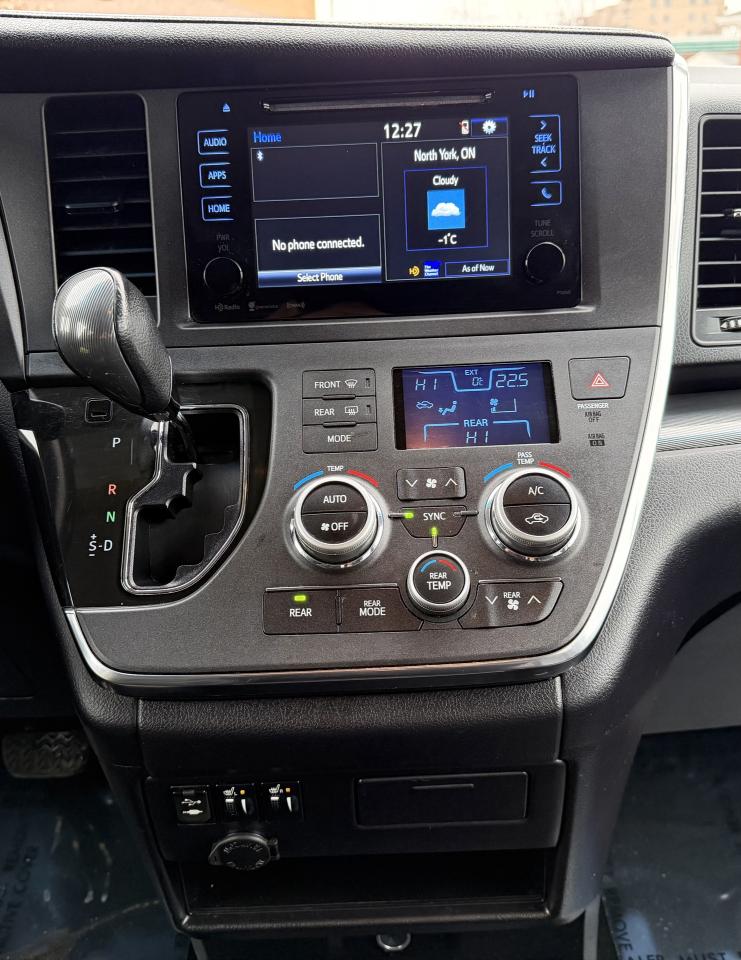 2017 Toyota Sienna SE 8-Passenger Photo