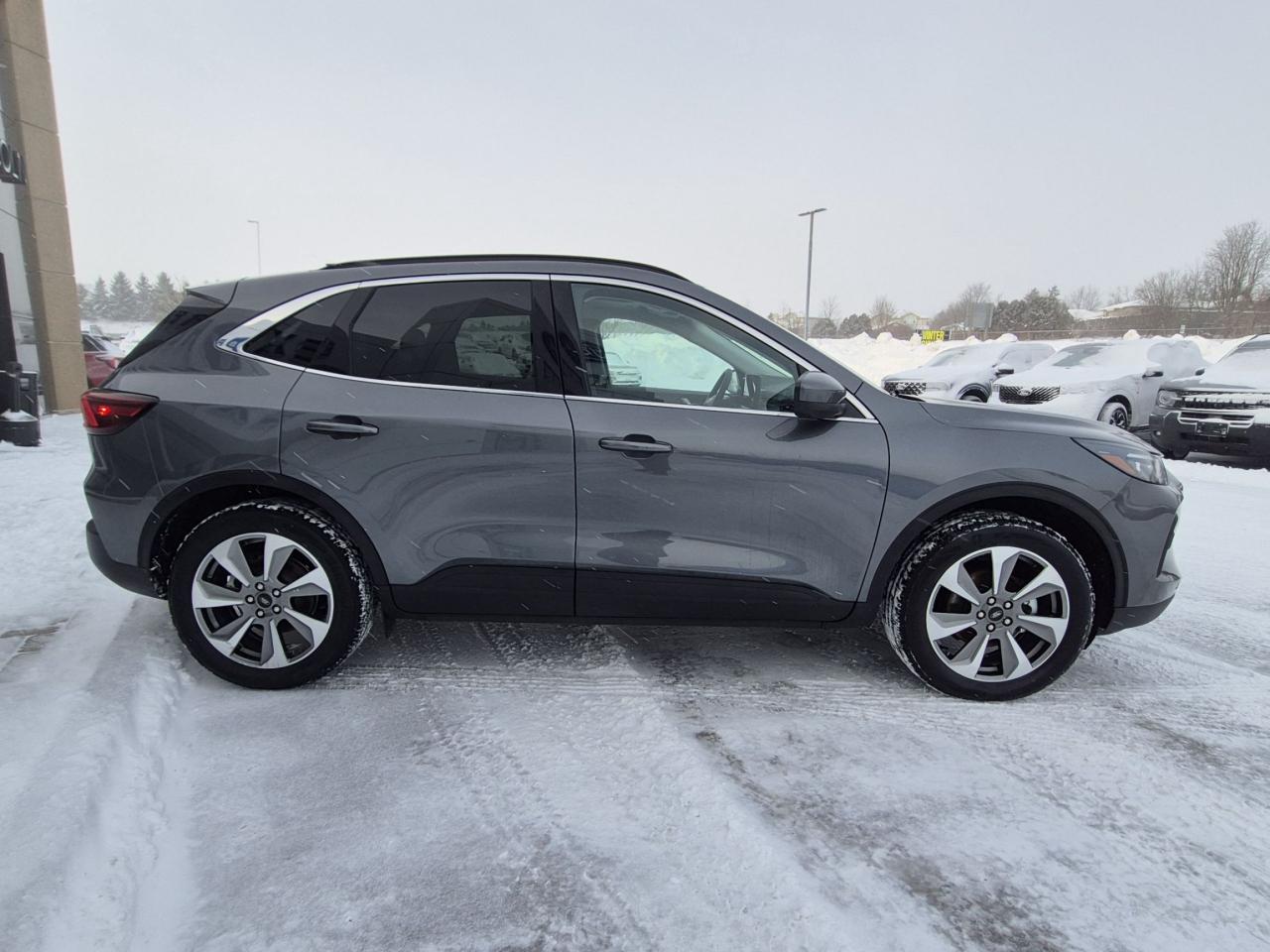 2025 Ford Escape PLATINUM AWD, HYBRID, TECH PACKAGE, TOW, PANO ROOF Photo3