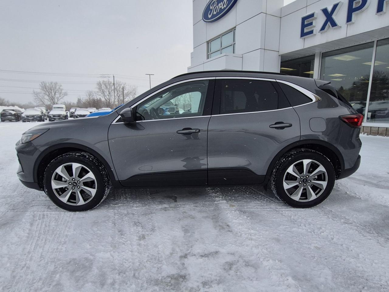 2025 Ford Escape PLATINUM AWD, HYBRID, TECH PACKAGE, TOW, PANO ROOF Photo