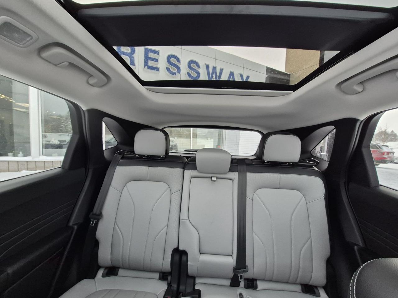 2025 Ford Escape PLATINUM AWD, HYBRID, TECH PACKAGE, TOW, PANO ROOF Photo