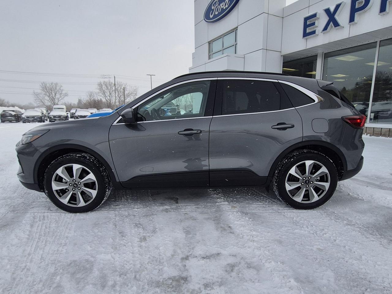 2025 Ford Escape PLATINUM AWD, HYBRID, TECH PACKAGE, TOW, PANO ROOF Photo