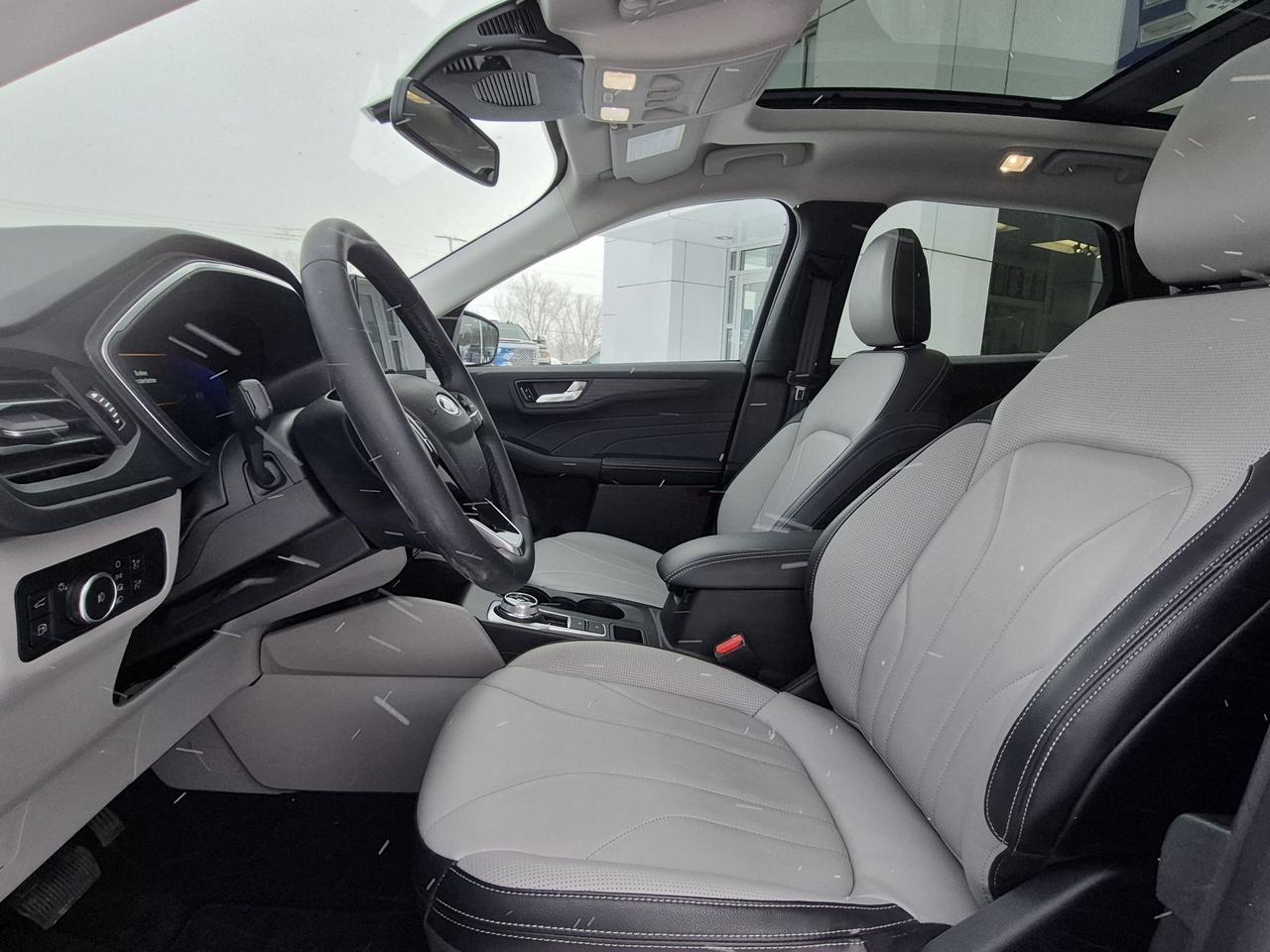 2025 Ford Escape PLATINUM AWD, HYBRID, TECH PACKAGE, TOW, PANO ROOF Photo