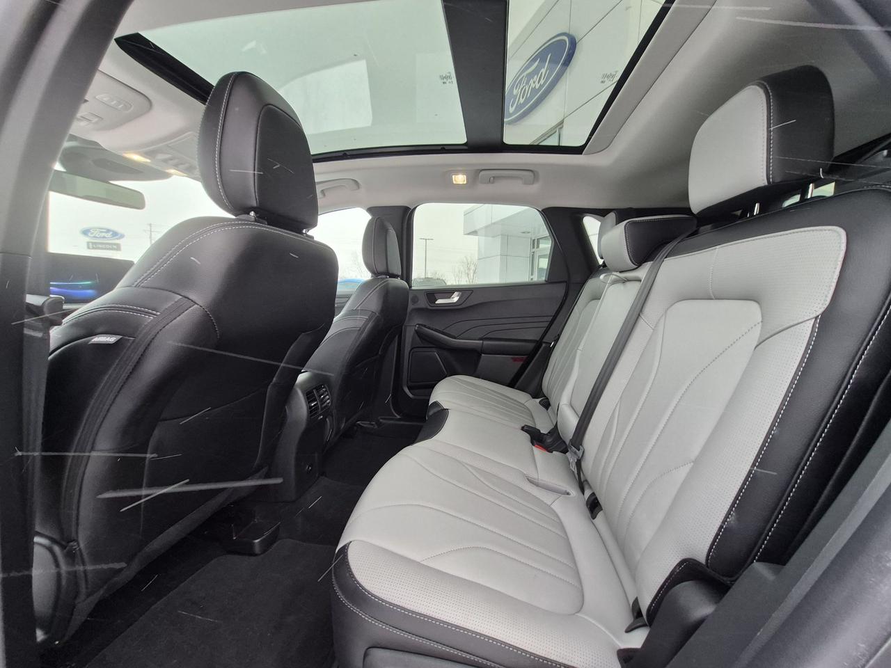 2025 Ford Escape PLATINUM AWD, HYBRID, TECH PACKAGE, TOW, PANO ROOF Photo