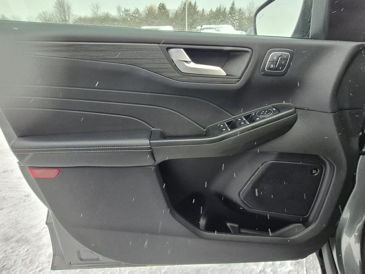 2025 Ford Escape PLATINUM AWD, HYBRID, TECH PACKAGE, TOW, PANO ROOF Photo