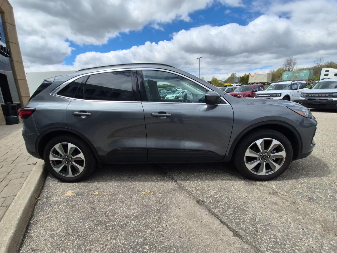 2025 Ford Escape PLATINUM AWD, HYBRID, TECH PACKAGE, TOW, PANO ROOF Photo