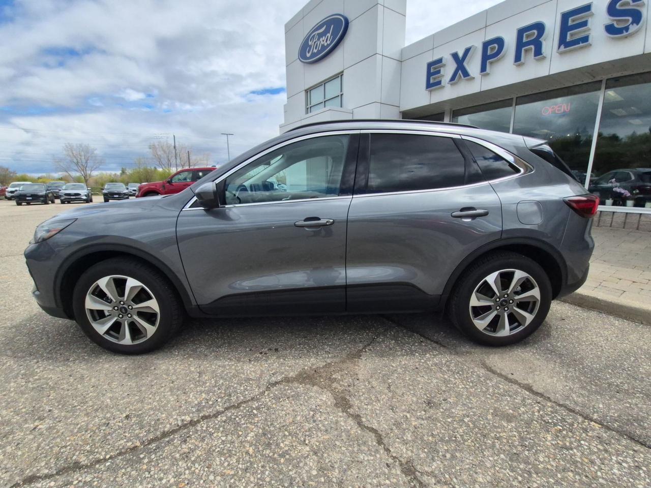 2025 Ford Escape PLATINUM AWD, HYBRID, TECH PACKAGE, TOW, PANO ROOF Photo