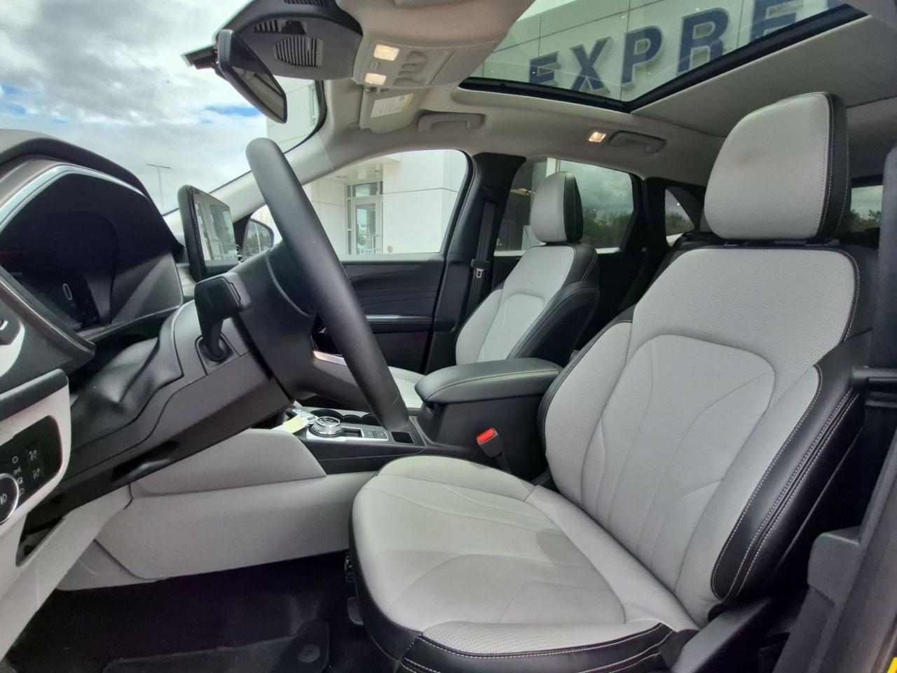2025 Ford Escape PLATINUM AWD, HYBRID, TECH PACKAGE, TOW, PANO ROOF Photo