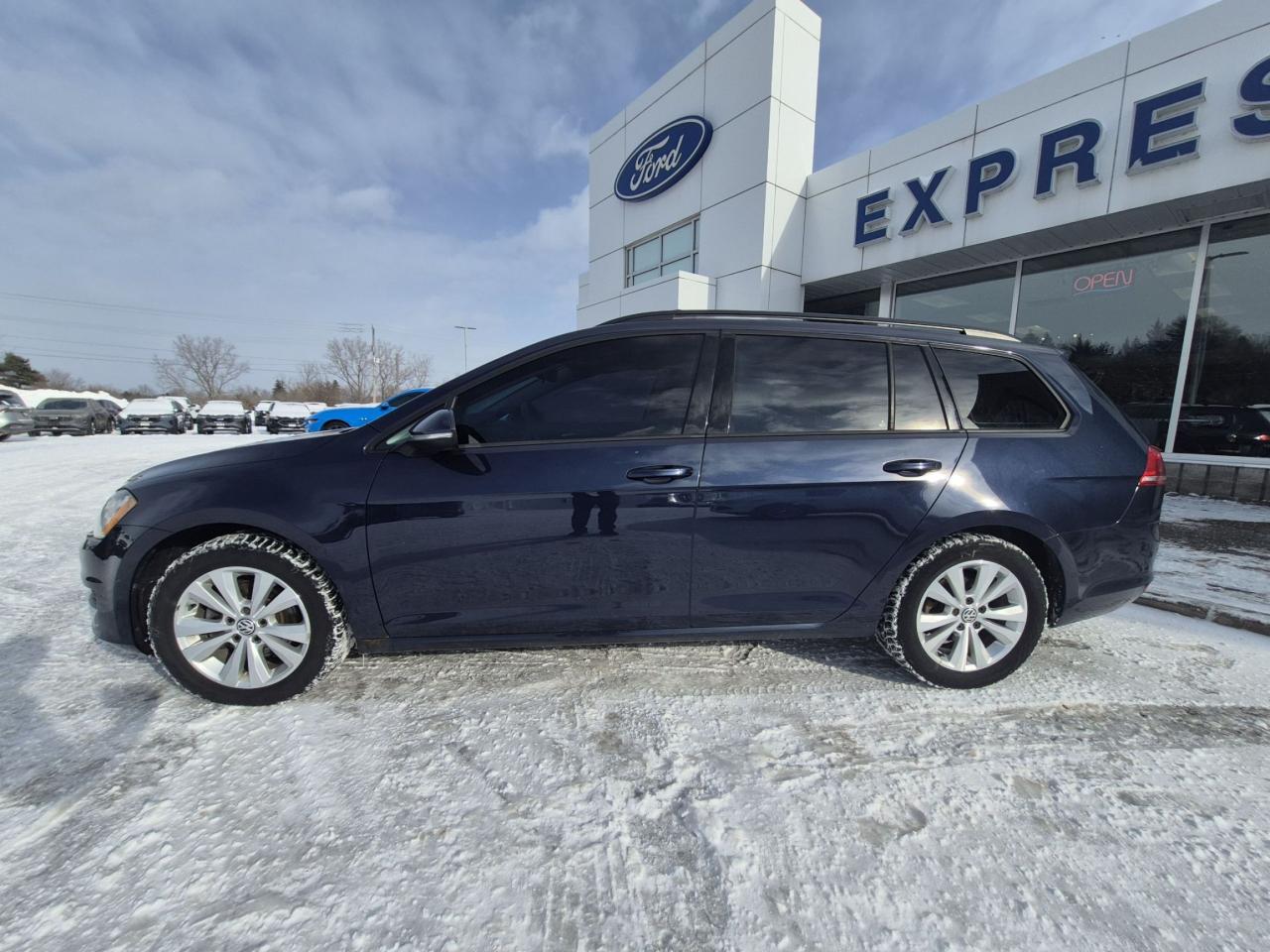 2017 Volkswagen Golf SportWagen WINTER TIRE PACKAGE, AUTOMATIC, HEATED SEATS! Photo