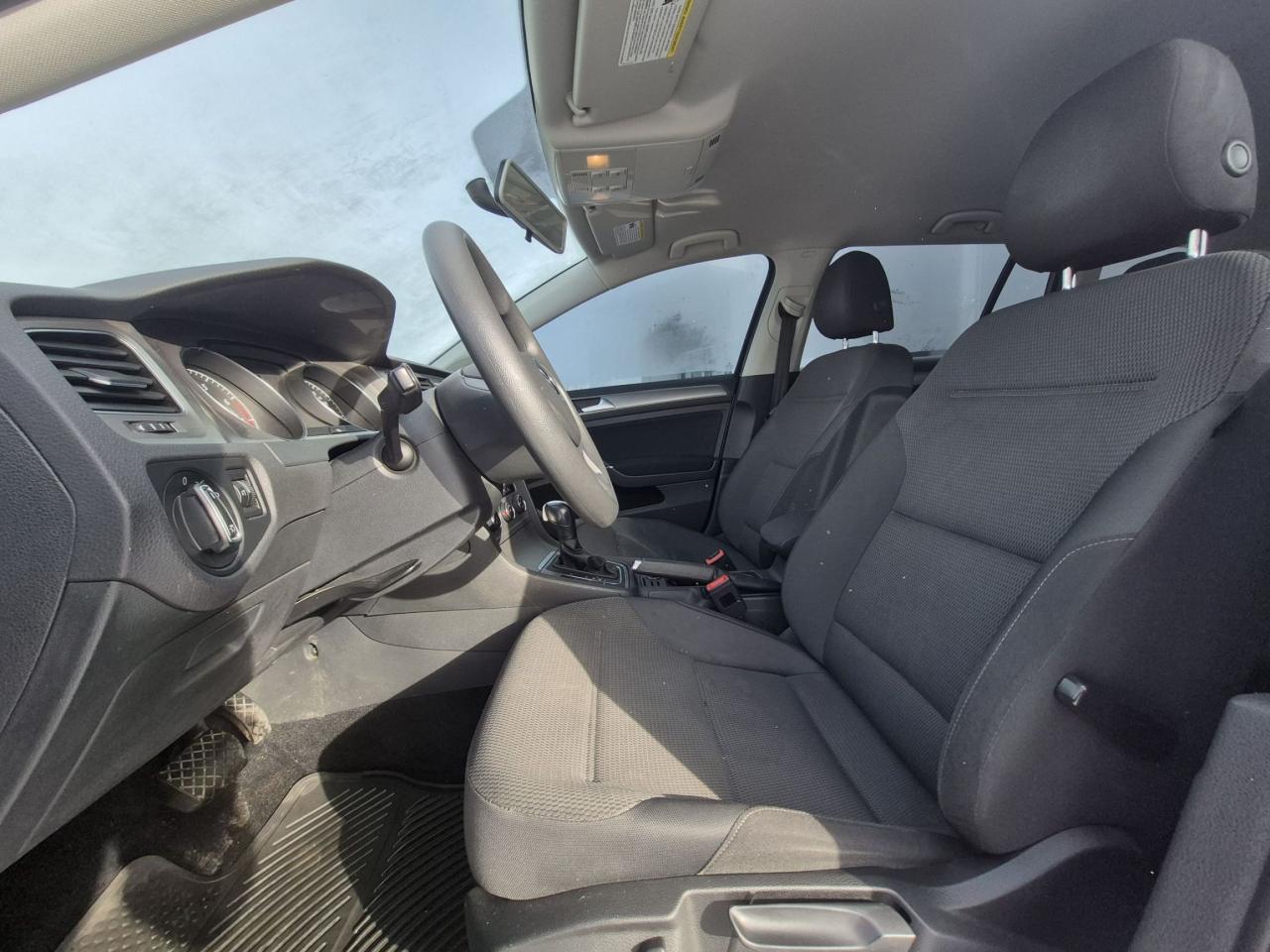 2017 Volkswagen Golf SportWagen WINTER TIRE PACKAGE, AUTOMATIC, HEATED SEATS! Photo