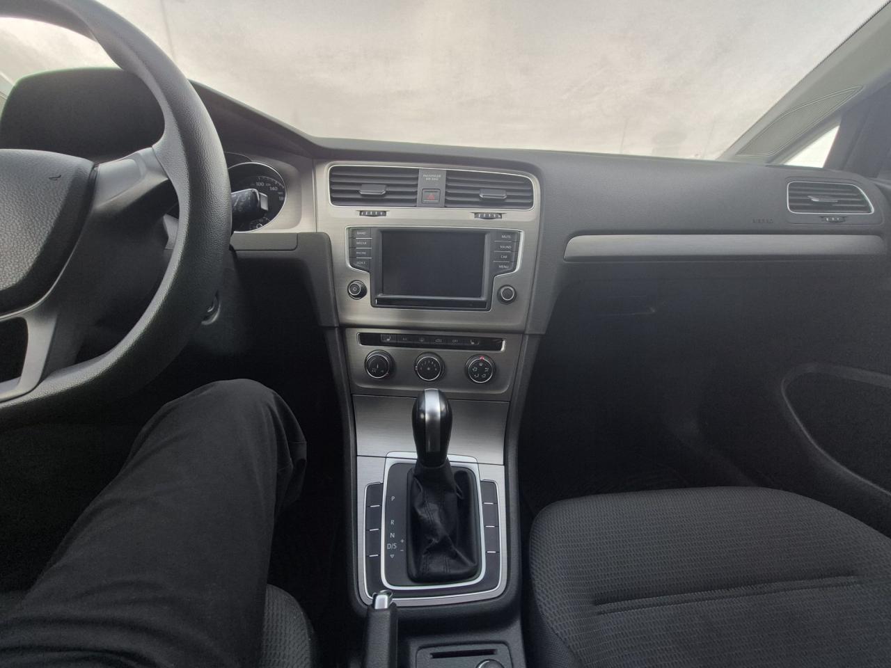 2017 Volkswagen Golf SportWagen WINTER TIRE PACKAGE, AUTOMATIC, HEATED SEATS! Photo