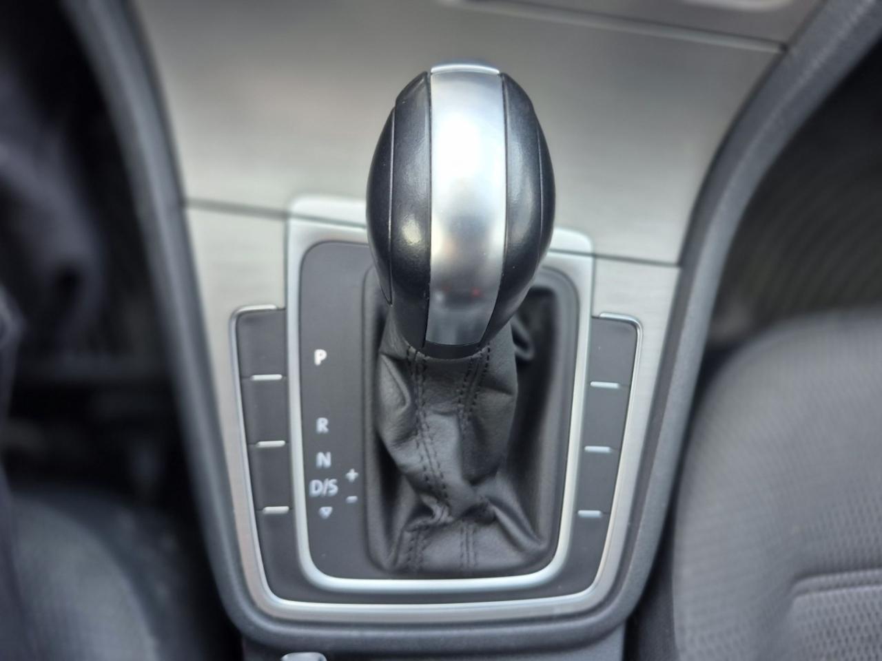 2017 Volkswagen Golf SportWagen WINTER TIRE PACKAGE, AUTOMATIC, HEATED SEATS! Photo