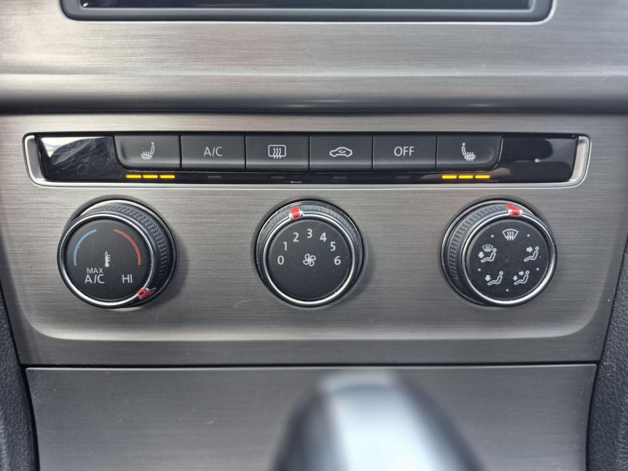 2017 Volkswagen Golf SportWagen WINTER TIRE PACKAGE, AUTOMATIC, HEATED SEATS! Photo