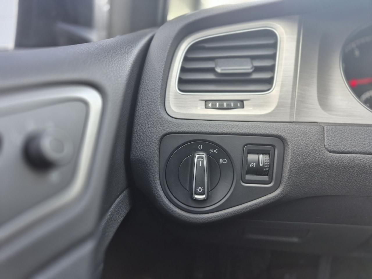 2017 Volkswagen Golf SportWagen WINTER TIRE PACKAGE, AUTOMATIC, HEATED SEATS! Photo