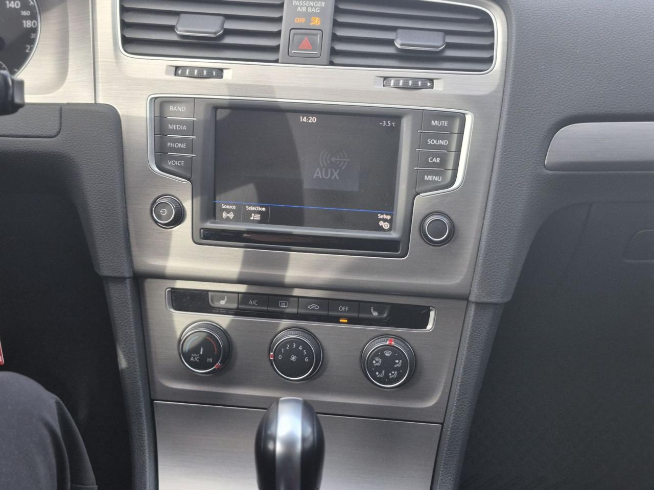 2017 Volkswagen Golf SportWagen WINTER TIRE PACKAGE, AUTOMATIC, HEATED SEATS! Photo